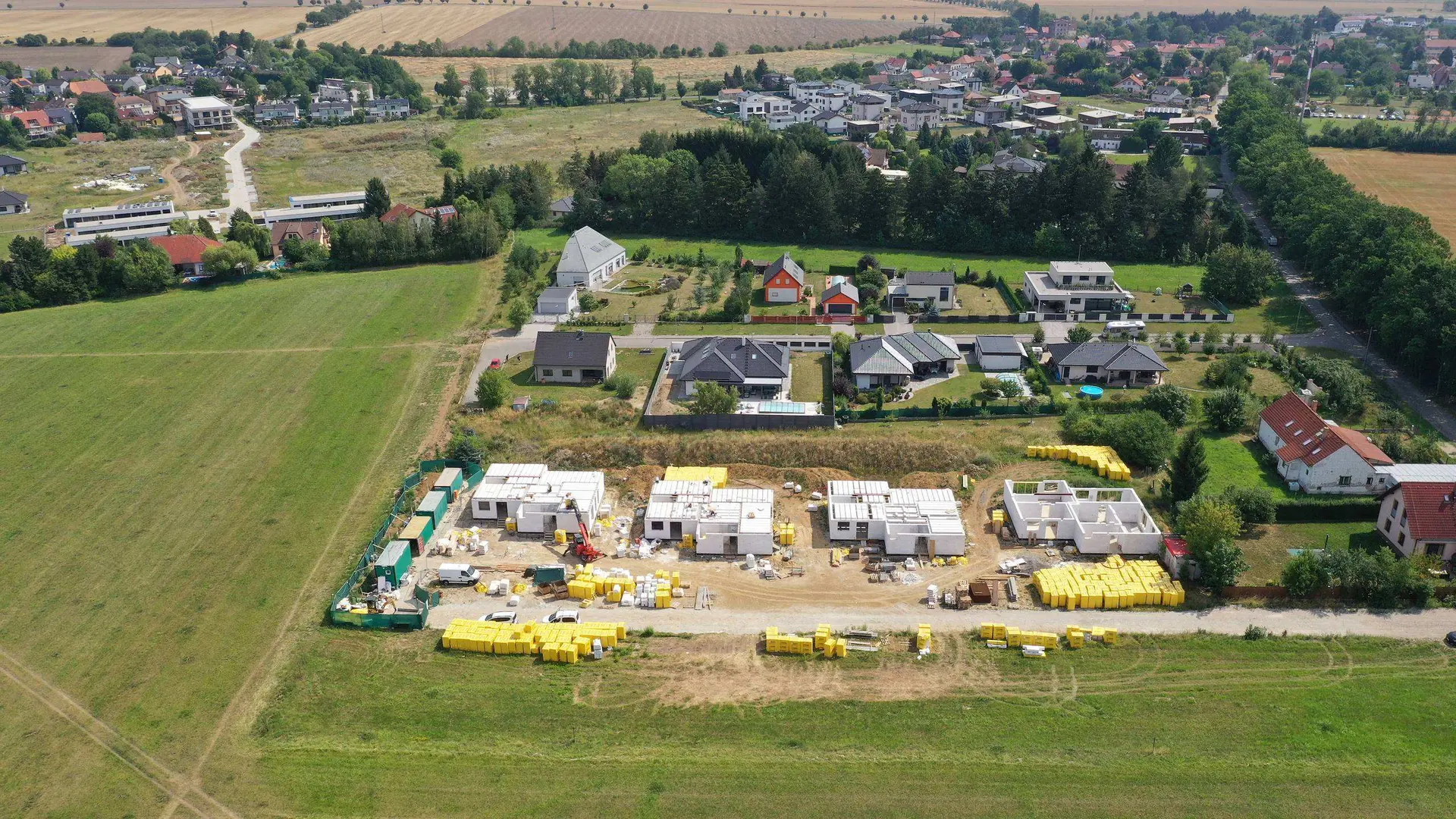 Letecký pohled na výstavbu projektu Viladomy Úhonice a okolní zástavbu
